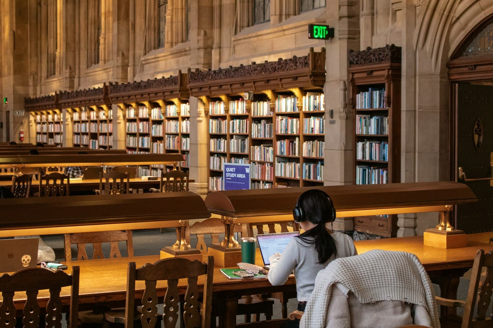 図書館で学習する学生